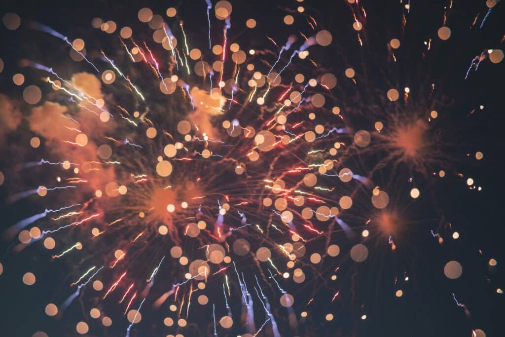Conheça os 5 melhores lugares para você curtir o ano novo em 2022! - Fogos de Artifício na Virada de Ano