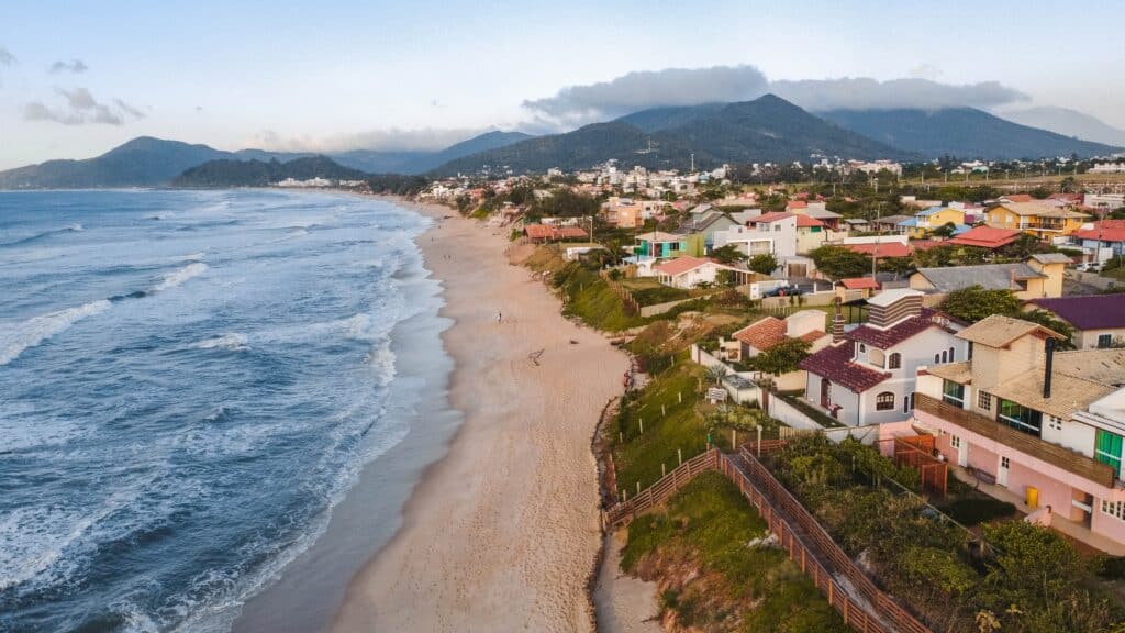 As melhores praias de Santa Catarina! Clique e confira - Praia do Campeche, considerada uma das melhores praias de Santa Catarina.