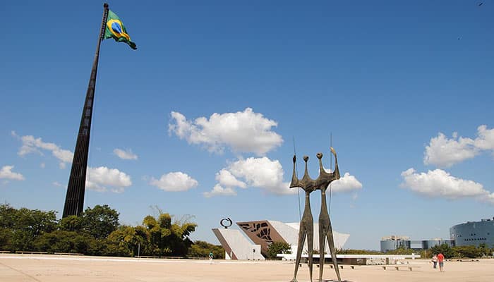 3 monumentos históricos imperdíveis em Brasília que todo viajante adora conhecer - Praça dos Três Poderes