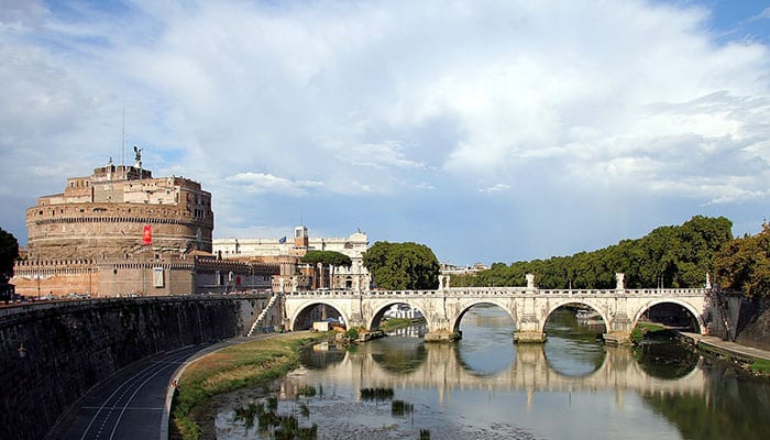 3 melhores bares em Roma que garantem a diversão para todo viajante brasileiro - Ponte St Angelo em Roma