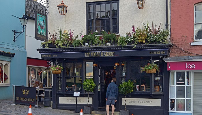 Passeios românticos na Inglaterra que todo casal viajante adora conhecer - The Horse and Groom Pub. Windsor