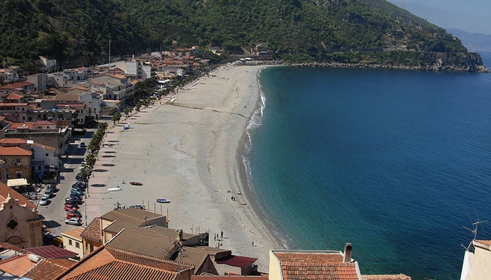 3 Lindas praias em Nápoles que não podem ficar fora da sua lista de viagem - Spiaggia Grande