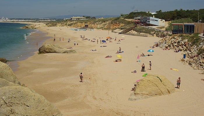 Praias para curtir em família no Algarve nessas próximas férias - Praia da Galé em Albufeira