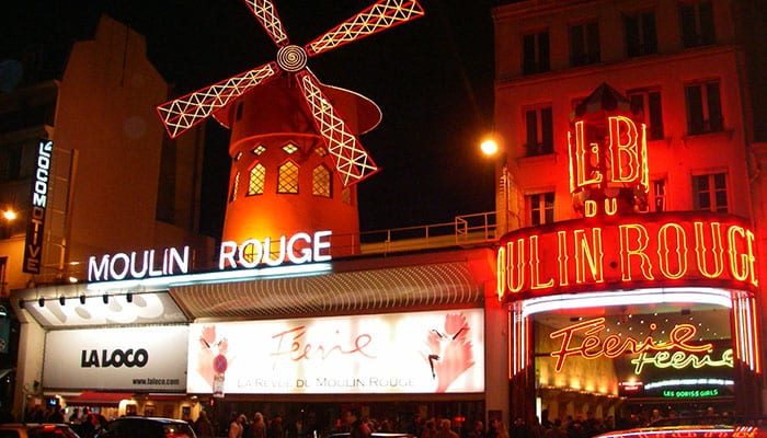 Conheça 3 cabarés icônicos de Paris que apresentam shows incríveis e recebem muito bem os turistas. - Moulin Rouge em Paris