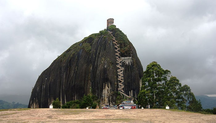 Confira 3 pontos turísticos incríveis na Colômbia para conhecer nas férias deste ano - Piedra del Peñol